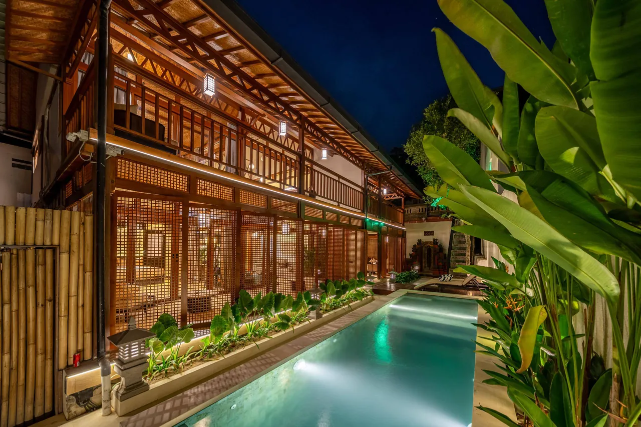 Ubud EcoHouse — Бассейн и фасад вечером