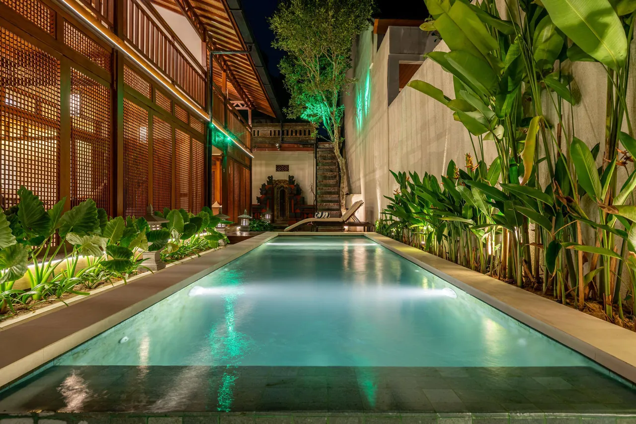 Ubud EcoHouse — Бассейн вечером