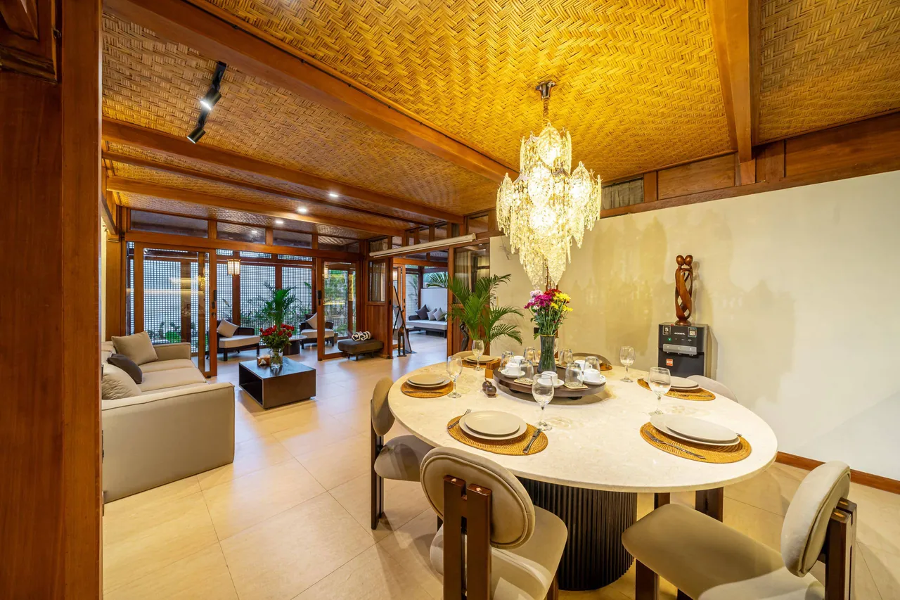 Ubud EcoHouse — Гостиная и обеденная зона