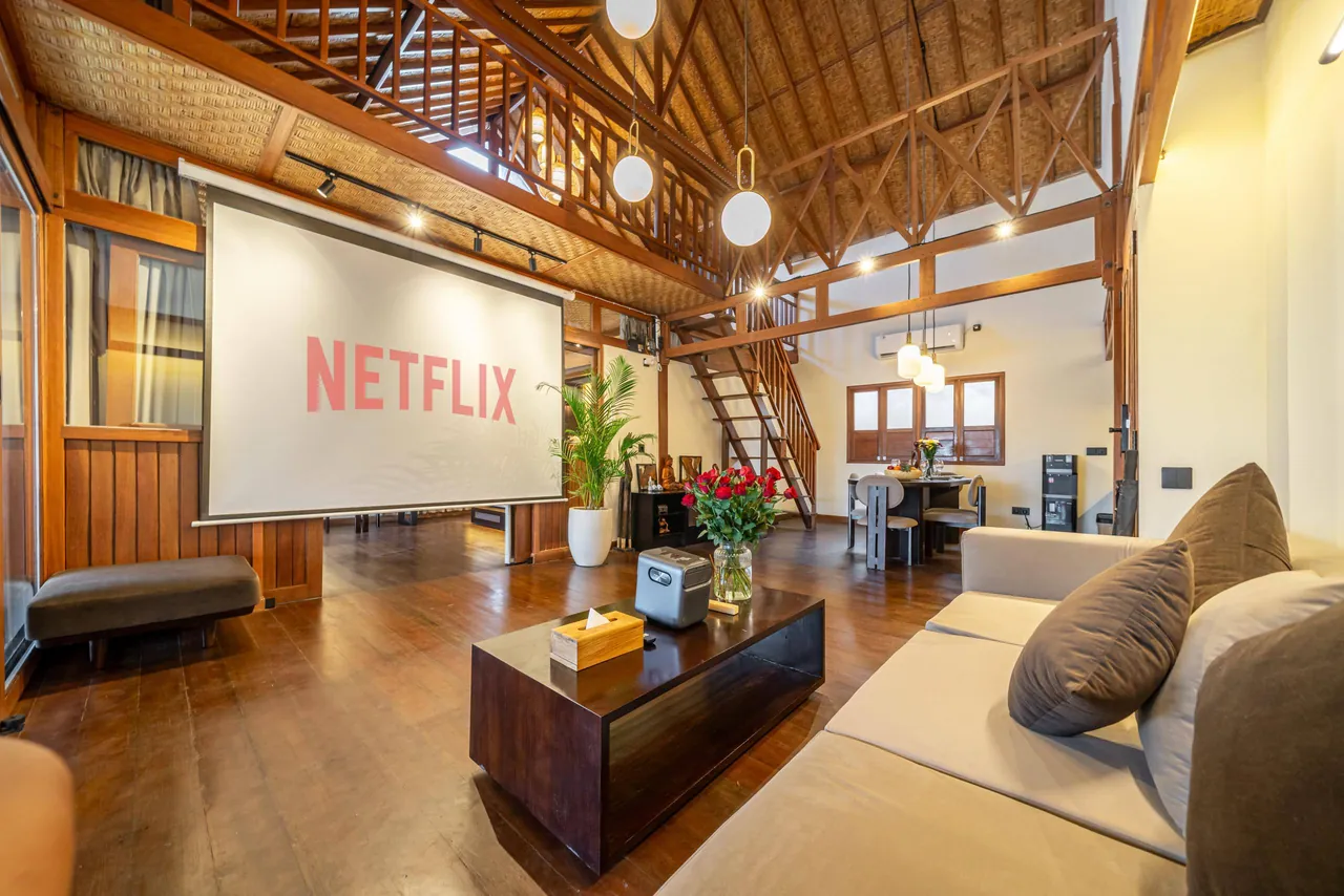Ubud EcoHouse — Гостиная с проектором