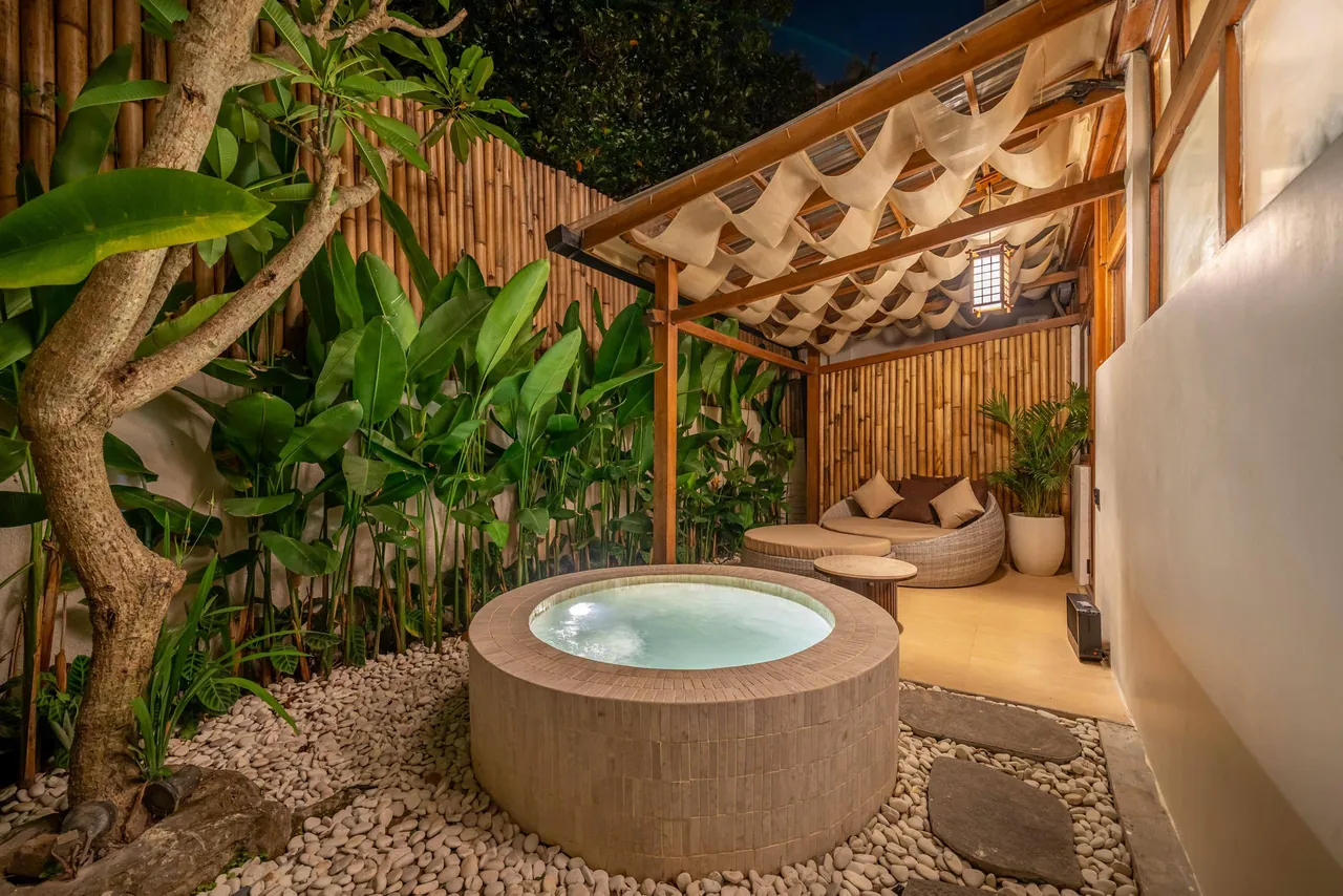 Ubud EcoHouse — Джакузи во дворе