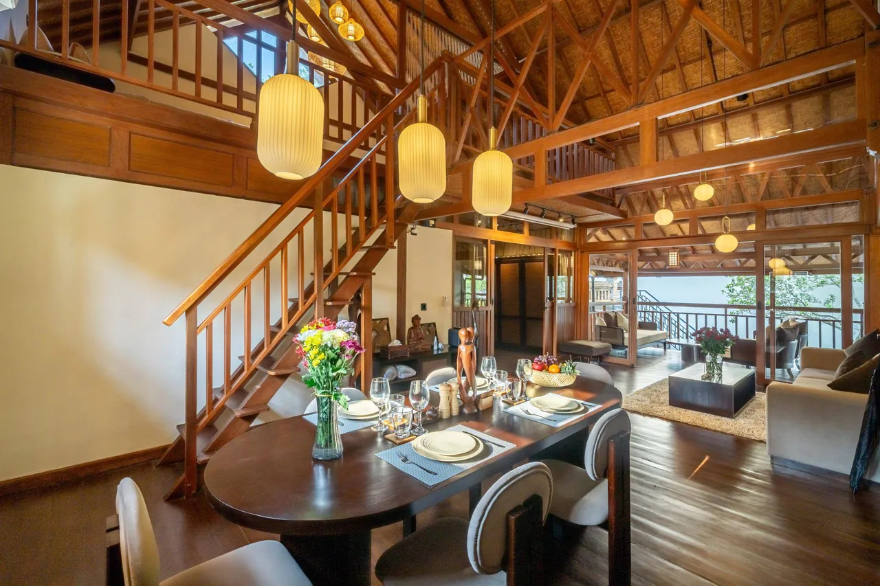 Ubud EcoHouse — Обеденная зона и лестница на второй уровень